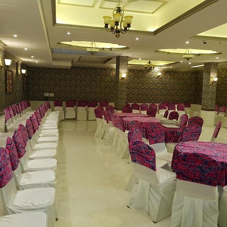 Hotel Posh Chandīgarh Buitenkant foto