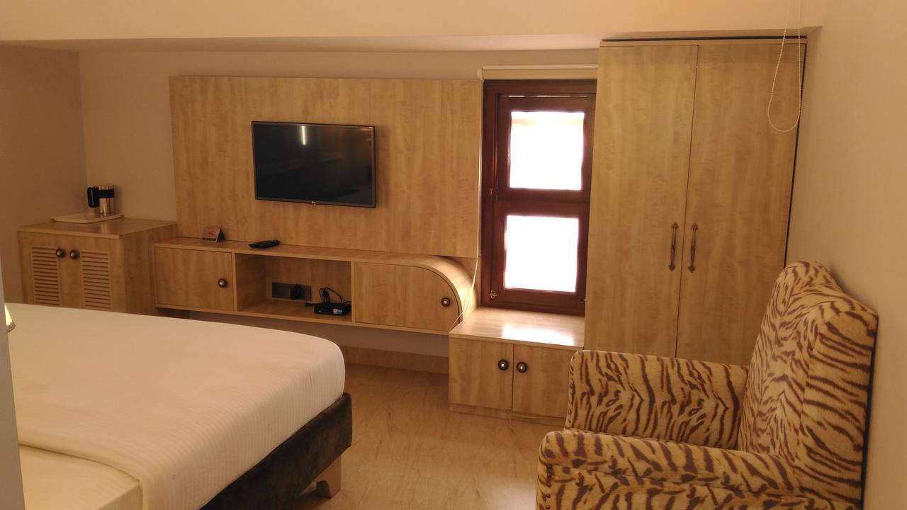 Hotel Posh Chandīgarh Buitenkant foto