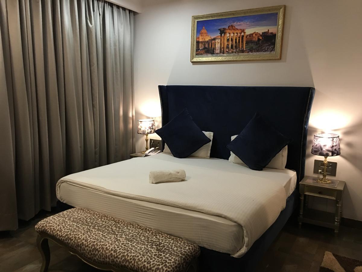 Hotel Posh Chandīgarh Buitenkant foto
