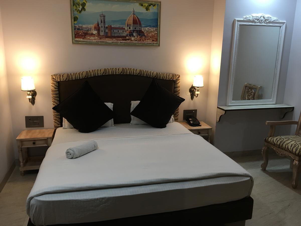 Hotel Posh Chandīgarh Buitenkant foto