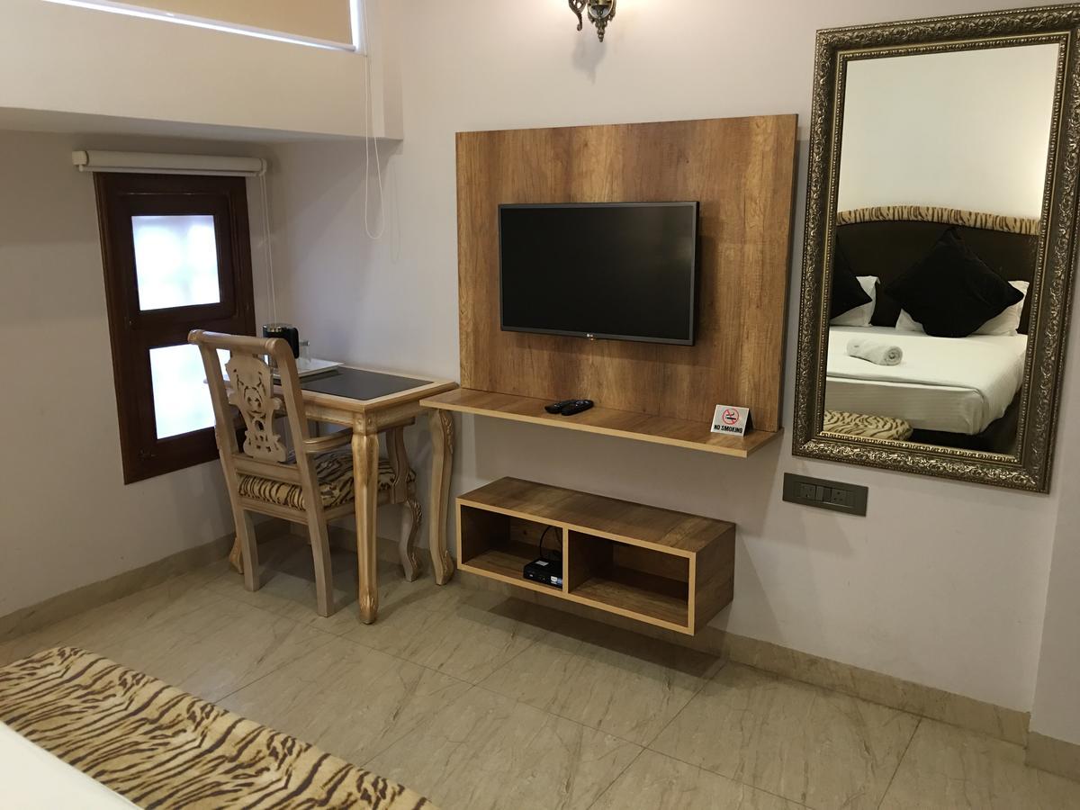 Hotel Posh Chandīgarh Buitenkant foto