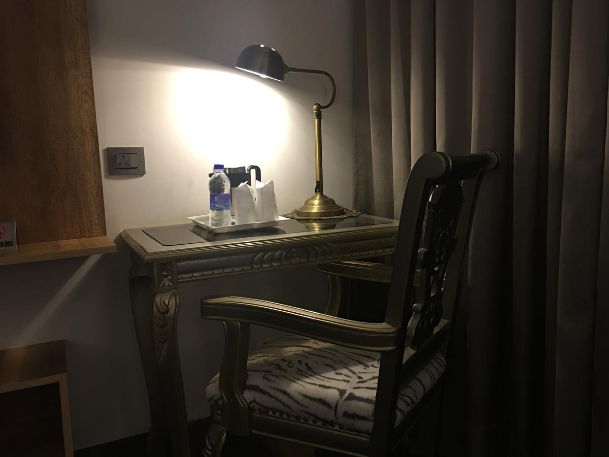 Hotel Posh Chandīgarh Buitenkant foto