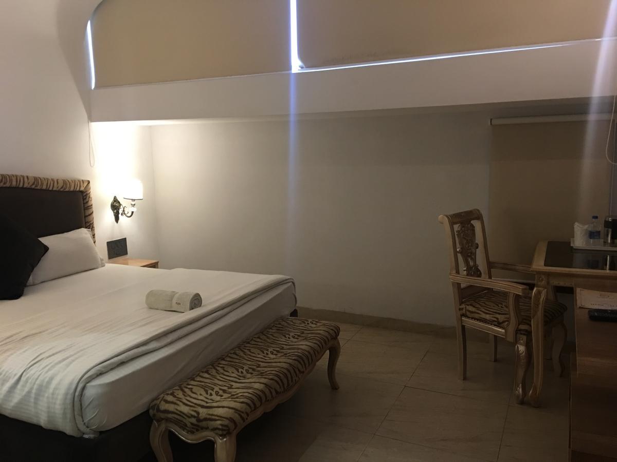 Hotel Posh Chandīgarh Buitenkant foto