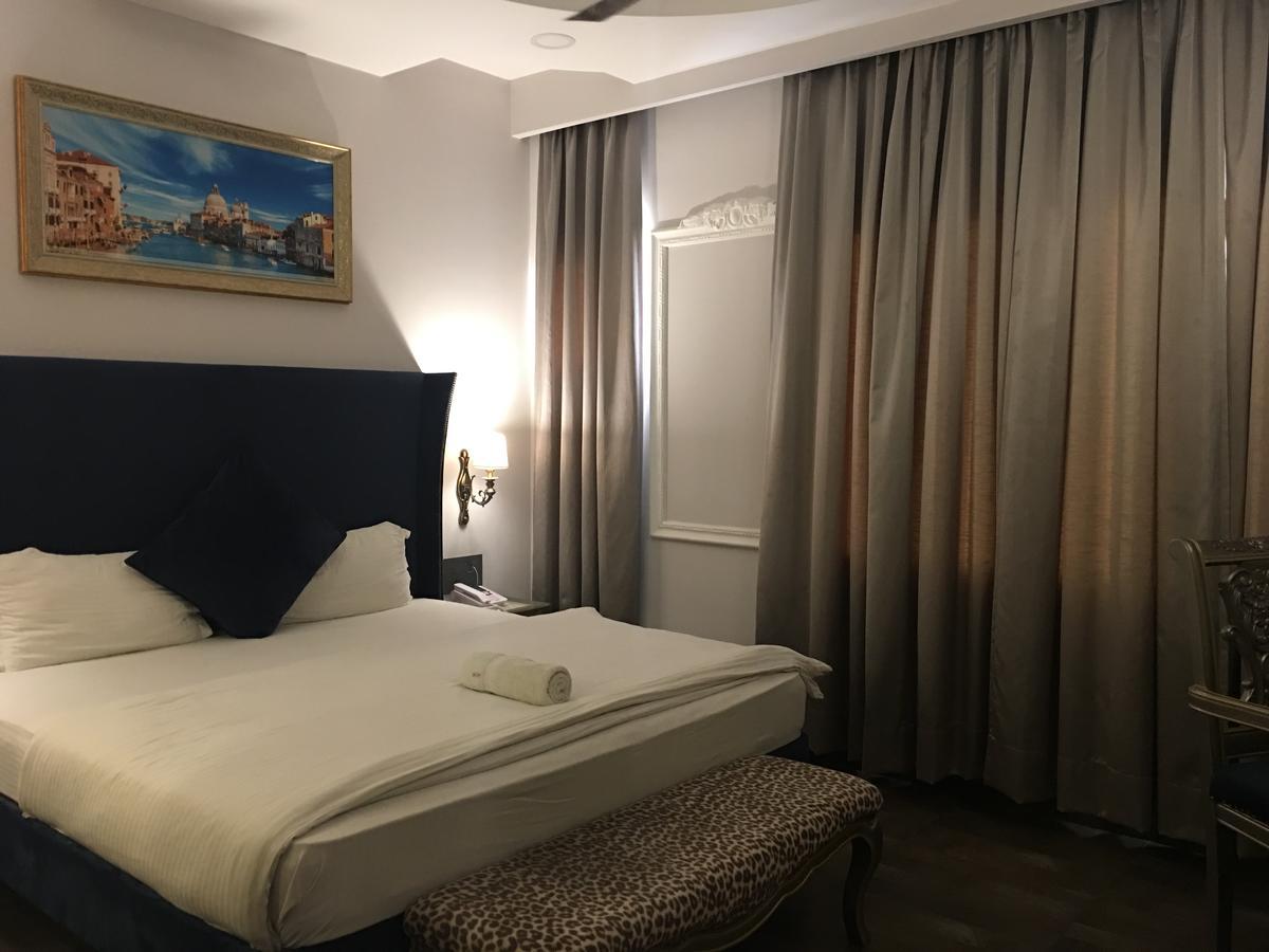 Hotel Posh Chandīgarh Buitenkant foto