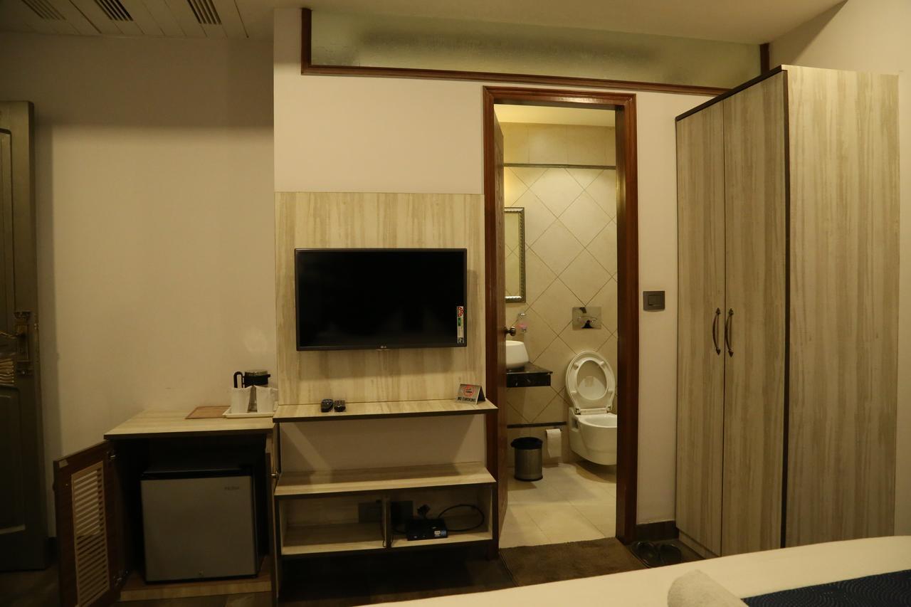 Hotel Posh Chandīgarh Buitenkant foto