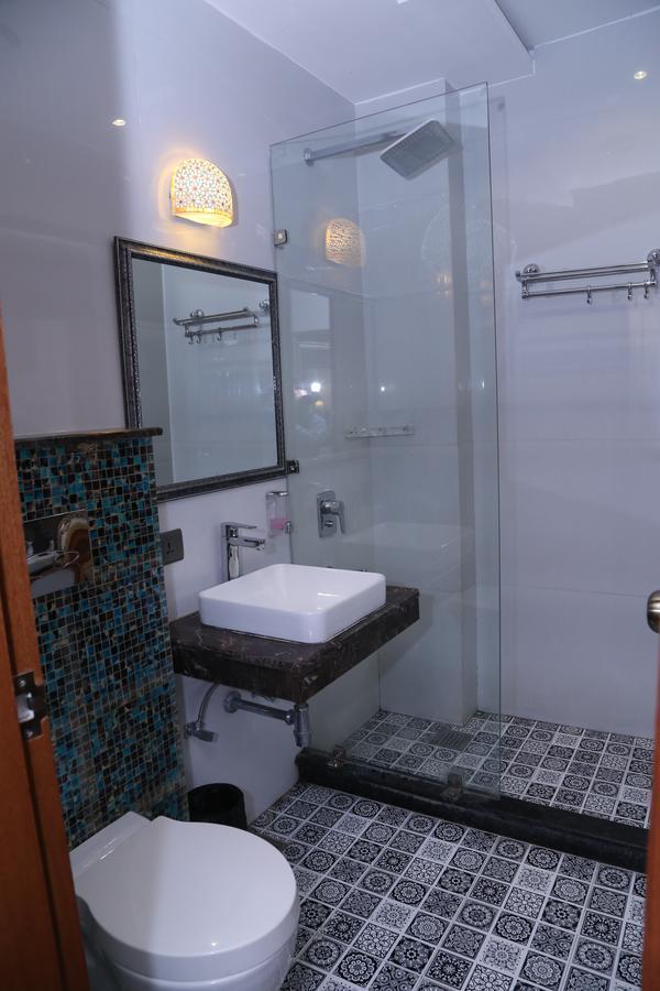Hotel Posh Chandīgarh Buitenkant foto