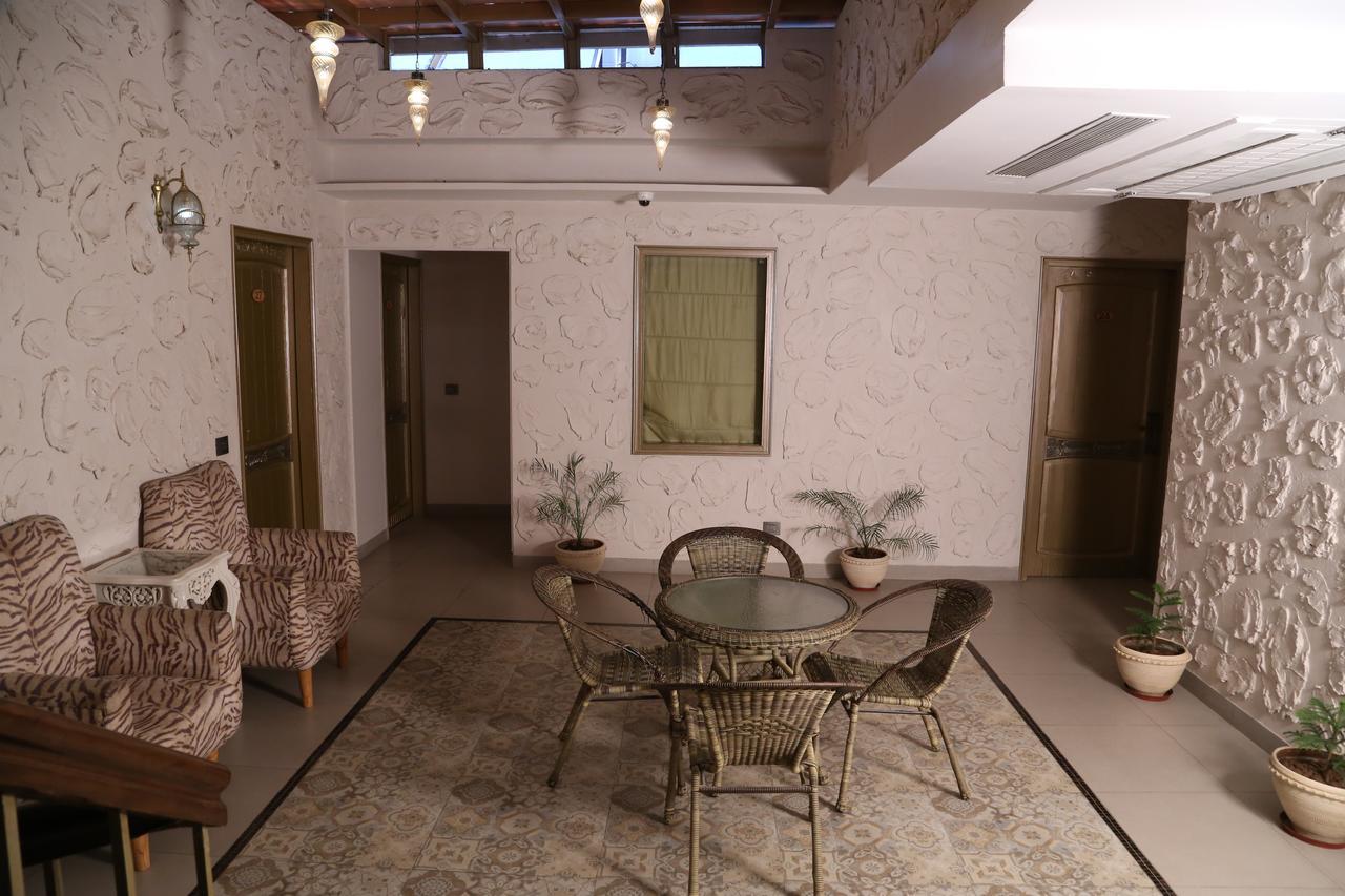 Hotel Posh Chandīgarh Buitenkant foto