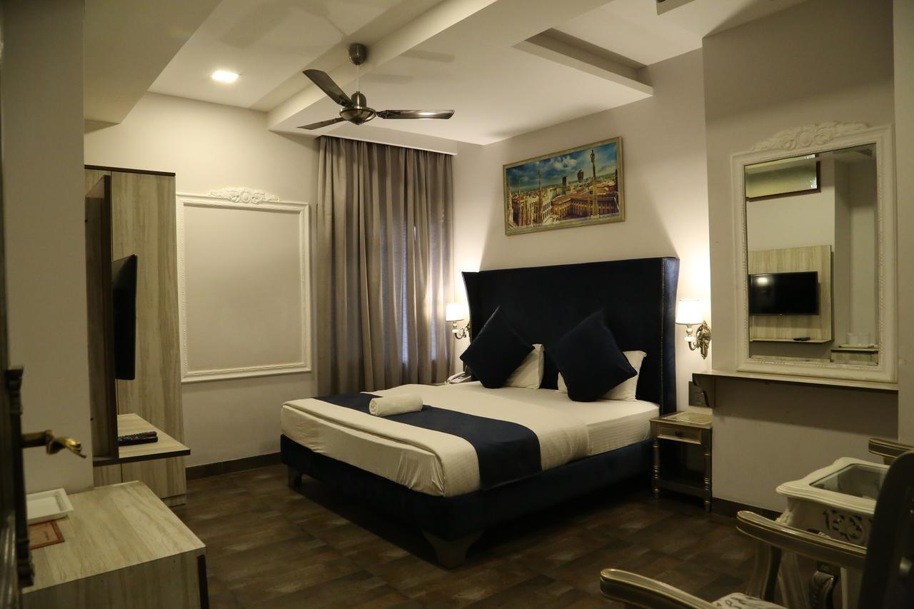 Hotel Posh Chandīgarh Buitenkant foto