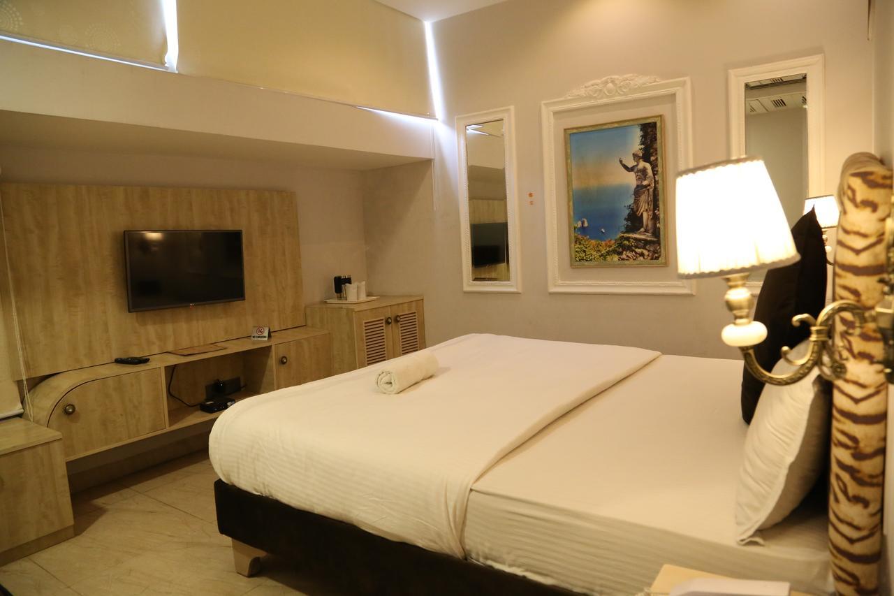 Hotel Posh Chandīgarh Buitenkant foto