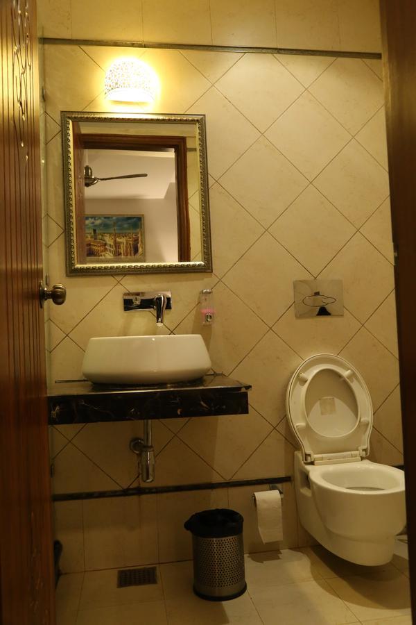 Hotel Posh Chandīgarh Buitenkant foto