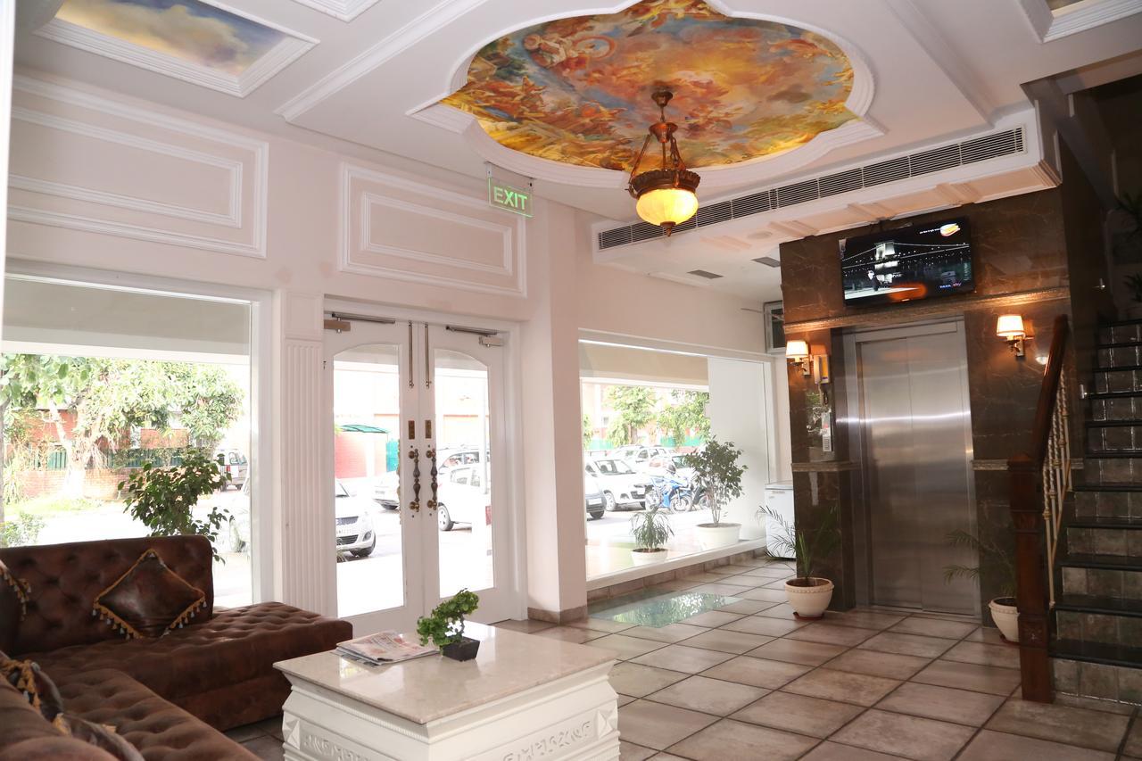Hotel Posh Chandīgarh Buitenkant foto