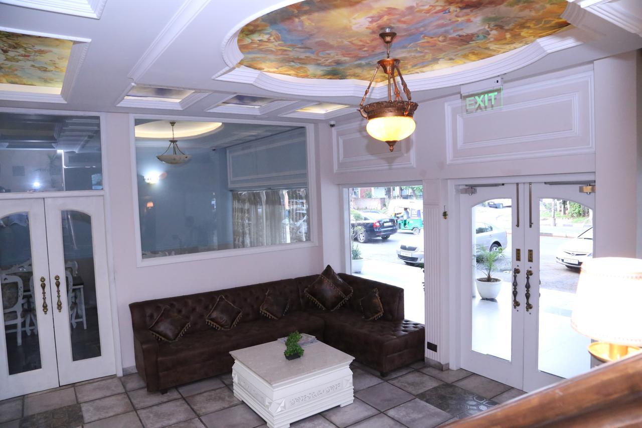 Hotel Posh Chandīgarh Buitenkant foto