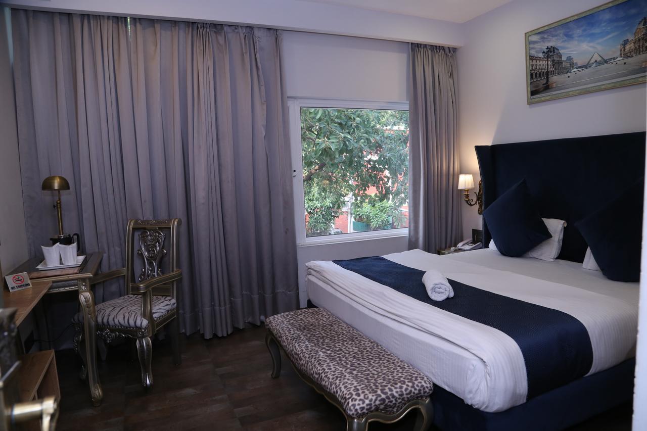 Hotel Posh Chandīgarh Buitenkant foto