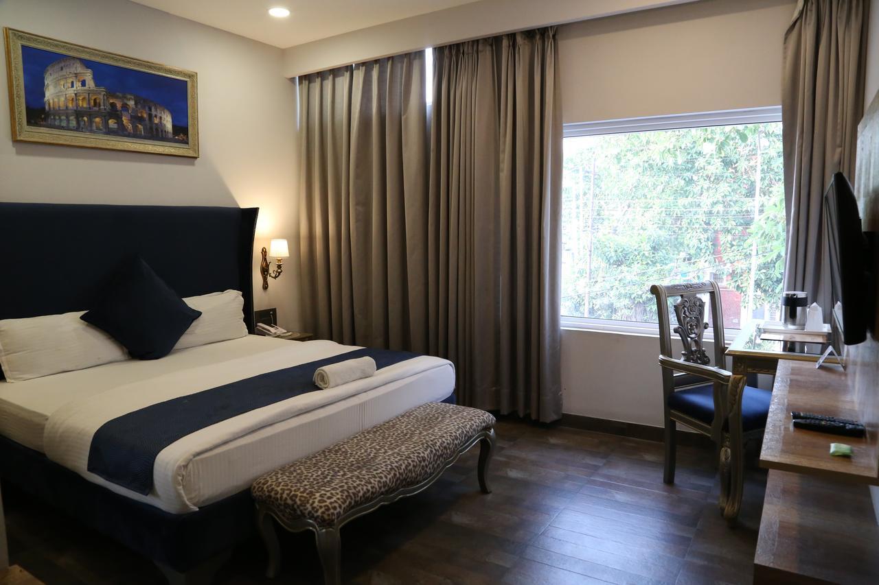 Hotel Posh Chandīgarh Buitenkant foto