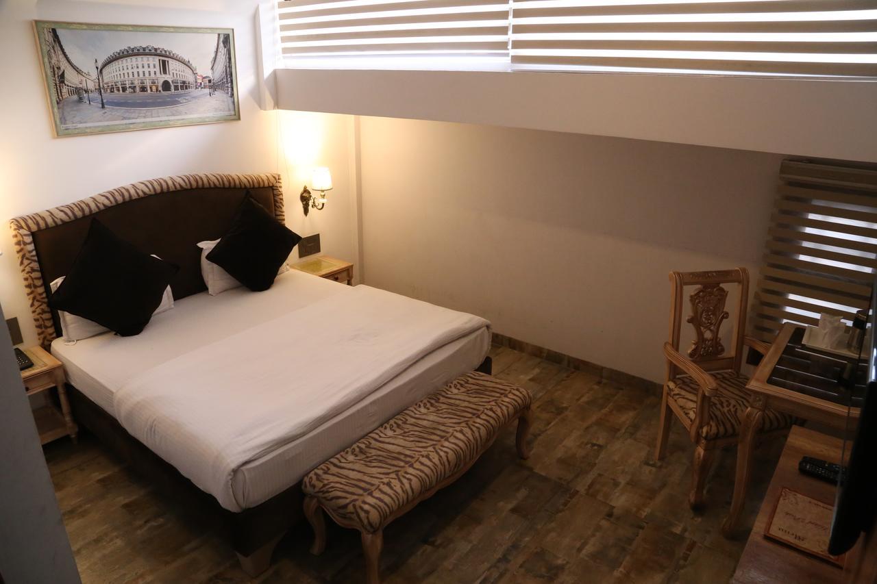Hotel Posh Chandīgarh Buitenkant foto