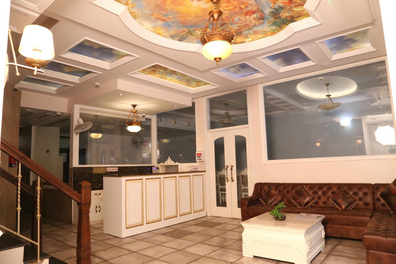 Hotel Posh Chandīgarh Buitenkant foto