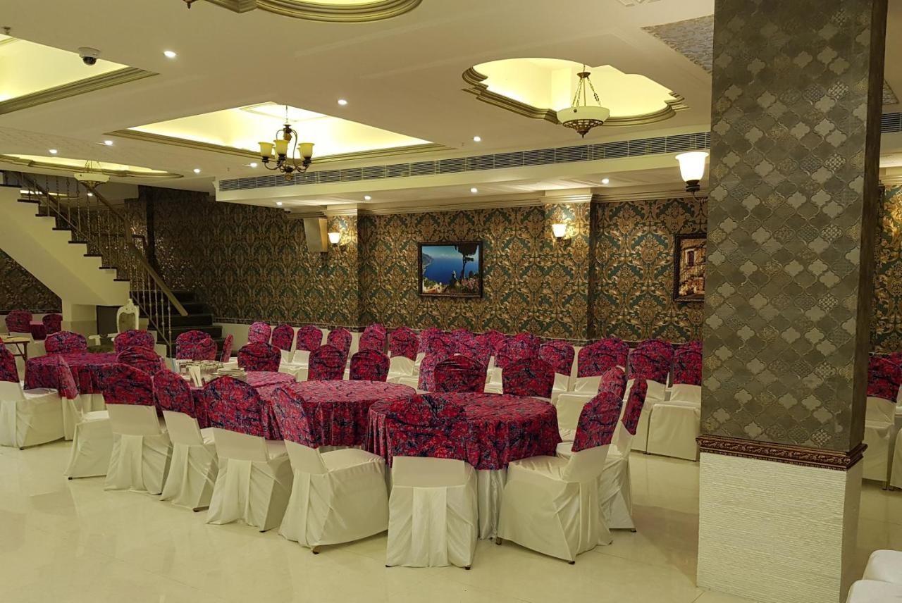 Hotel Posh Chandīgarh Buitenkant foto