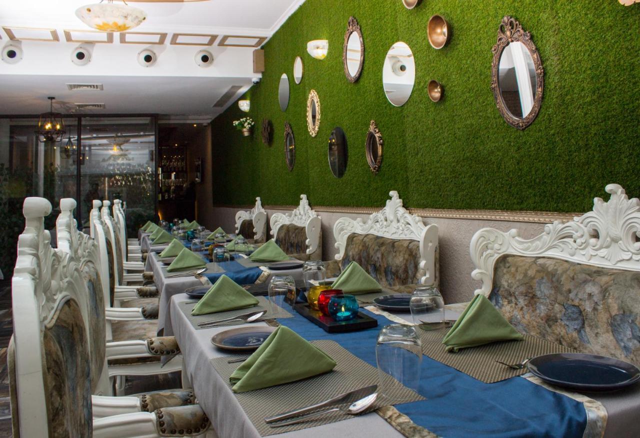 Hotel Posh Chandīgarh Buitenkant foto