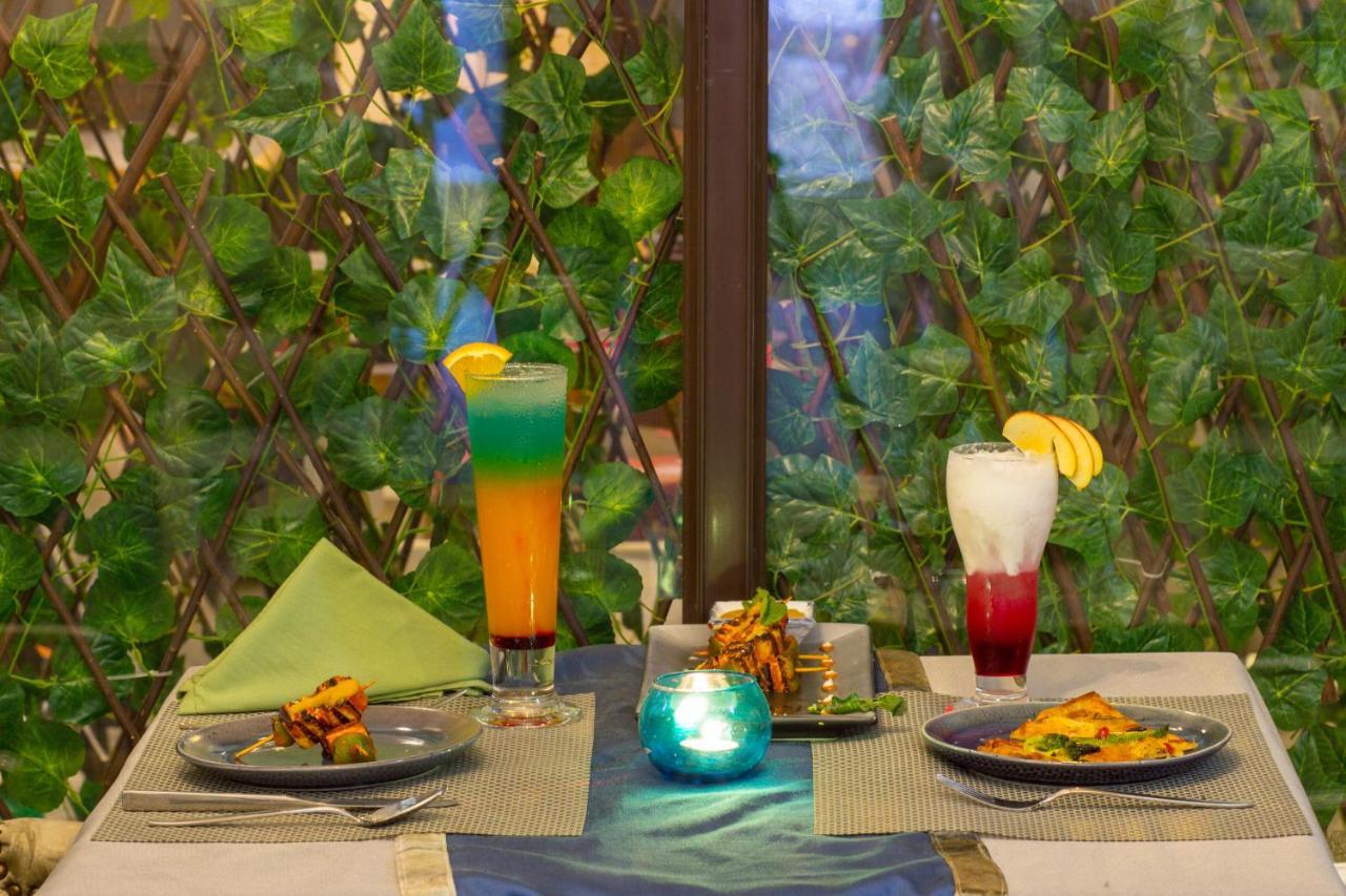 Hotel Posh Chandīgarh Buitenkant foto